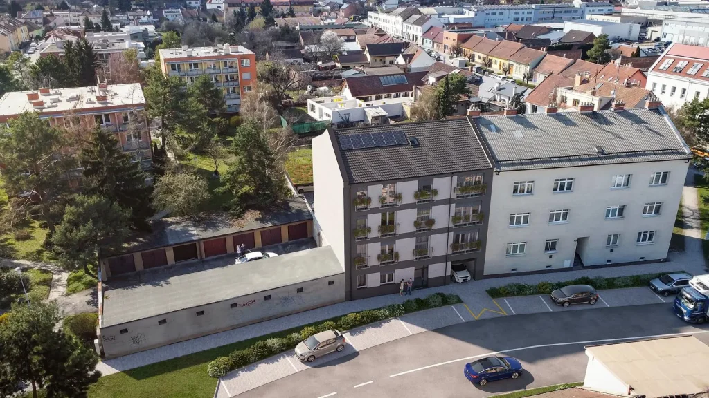 Letecký pohled na dům v rezidenční zástavbě Horních Heršpic